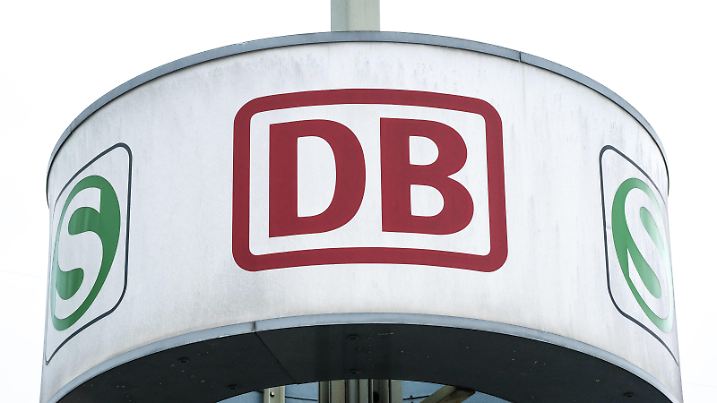 Neuss 24.05.2023 Nahverkehr Fernverkehr ÖPNV DB Deutsche Bahn Tarife Pendler  Tickets Ticket Lokführer-Gewerkschaft Lokomotivführerstreik Lokführerstreik Eisenbahn- und Verkehrsgewerkschaft  EVG  Tarifkonflikt Lokführerstreik DB Deutsche Bahn Zug GDL Bahnstreik Bundesbahn 49-Euro-Ticket Deutschlandticket Megastreik Superstreik Neuss Nordrhein-Westfalen Deutschland *** Neuss 24 05 2023 local traffic long-distance traffic ÖPNV DB Deutsche Bahn tariffs commuter home office tickets ticket train driver union locomotive driver strike railroad and transport union EVG collective dispute train driver strike DB Deutsche Bahn train GDL railroad strike federal railroad 49 Euro ticket Germany ticket mega strike super strike Neuss Nort