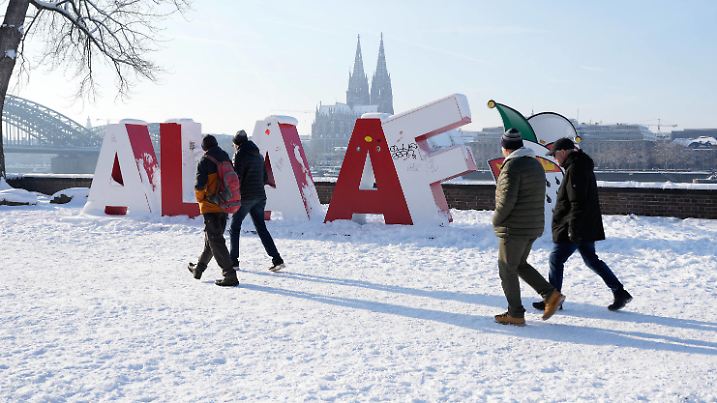 Impressionen Wintereinbruch und Schnee in Koeln Impressionen und Eindruecke vom Wintereinbruch mit Schnee und Schneemassen in der Domstadt, Spaziergaenger nutzen das sonnige Wetter fuer einen Winterspaziergang auf der Rheinprommenade am Rheinufer vor dem Karneval Schriftzug Allaf, Koeln, 18.01.2024 Koeln Nordrhein-Westfalen Deutschland *** Impressions of the onset of winter and snow in Cologne Impressions and impressions of the onset of winter with snow and snow masses in the cathedral city, walkers take advantage of the sunny weather for a winter walk on the Rhine promenade on the banks of the Rhine in front of the carnival sign Allaf, Cologne, 18 01 2024 Cologne North Rhine-Westphalia Germany