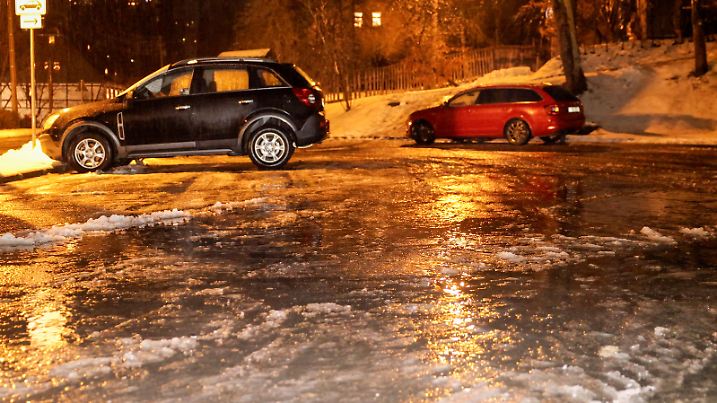 Tief Bernd sorgte am Sonntag deutschlandweit für Chaos. Schnee und gefährlicher Eisregen verursachten viele Unfälle. Am Abend gab es weiterhin viele Probleme in Ostdeutschland. Im Erzgebirge hielt sich die Frostluft besonders lang. Bis Mitternacht herrschte in einigen Tallagen noch immer Frost. Dazu regnete es ununterbrochen. Die Folge war ein massives Blitzeis auf Gehwegen, Straßen. Autos trugen einen Eispanzer. In Reitzenhain waren Straßen mehrere Zentimeter stark von einer Eisfläche bedeckt. Auch an Verkehrsschildern und an Bäumen sah man einen einen dicken Eispanzer. Für Autofahrer war die Wetterlage tückisch. Zeigte das Autothermometer auf den Hügel bis zu 5 °C an, war es in den Tälern noch frostig und spiegelglatt. Einem Autofahrer wurde diese Situation zum Verhängnis. Auf der S 262 zwischen Geyersdorf und Königswalde verunfallte ein Audifahrer auf spiegelglatter Fahrbahn. Er krachte frontal gegen einen Baum und kam verletzt ins Krankenhaus. Zur Absicherung und aufbinden von auslaufenden Betriebsmittel kam die Feuerwehr Geyersdorf mit neun Kameraden zum Einsatz. Für die glätte gewohnten Kameraden auch keine alltägliche Wetterlage. Ihr Fahrzeug hatte jedoch noch Schneeketten auf dem Löschfahrzeug. Sie kamen zwar etwas verspätet aber sicher an der Einsatzstelle an. Die S 262 blieb jedoch für Stunden gesperrt.
