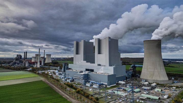 ARCHIV - 07.11.2023, Nordrhein-Westfalen, Bergheim: Dampf steigt aus dem Braunkohlekraftwerk Neurath. Betreiber RWE braucht für den Betrieb CO2-Emissionsrechte. Insgesamt sind dem Staat im vergangenen Jahr 18,5 Milliarden Euro aus dem Verkauf von CO2-Verschmutzungsrechten zugeflossen - so viel wie noch nie. (zu dpa: «Rekorderlös aus Emissionshandel: 18,5 Milliarden Euro») Foto: Oliver Berg/dpa +++ dpa-Bildfunk +++