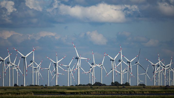 ARCHIV - 06.07.2023, Schleswig-Holstein, Bordelum: Windräder drehen sich in einem Windpark an der Nordsee. Ministerpräsident Daniel Günther sieht in den Erneuerbaren Energien einen Standortvorteil für Schleswig-Holstein. (zu dpa: «Stromerzeugung in Schleswig-Holstein leicht rückläufig») Foto: Christian Charisius/dpa +++ dpa-Bildfunk +++