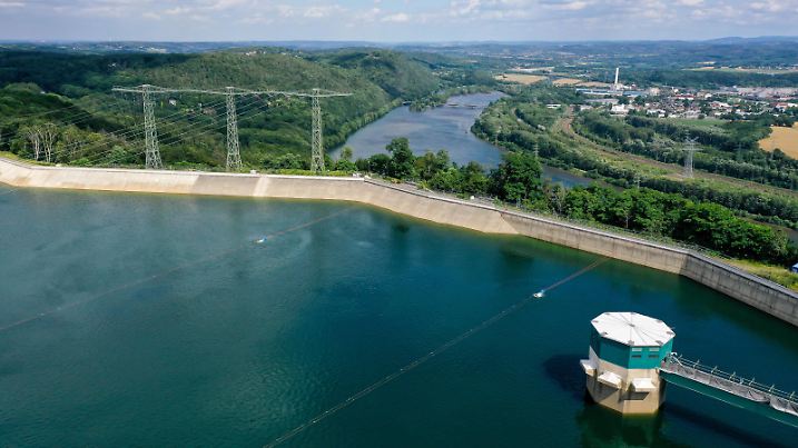 IMAGO Nature: Unsere Erde, Energiequellen, Wasserkraft Herdecke, Nordrhein-Westfalen, Deutschland - RWE Pumpspeicherkraftwerk Herdecke am Hengsteysee. Der Hengsteysee ist ein 1929 fertiggestellter und vom Ruhrverband betriebener Stausee im Verlauf der Ruhr zwischen den Staedten Hagen, Dortmund und Herdecke im Ruhrgebiet. Er ist einer der sechs Ruhrstauseen und nach dem angrenzenden Hagener Ortsteil Hengstey benannt. Herdecke Nordrhein-Westfalen Deutschland *** Herdecke, North Rhine-Westphalia, Germany RWE pumped storage power plant Herdecke at Lake Hengstey The Hengsteysee is a reservoir completed in 1929 and operated by the Ruhrverband in the course of the Ruhr between the cities of Hagen, Dortmund and Herdecke in the Ruhr area It is one of the six Ruhr reservoirs and named after the adjacent