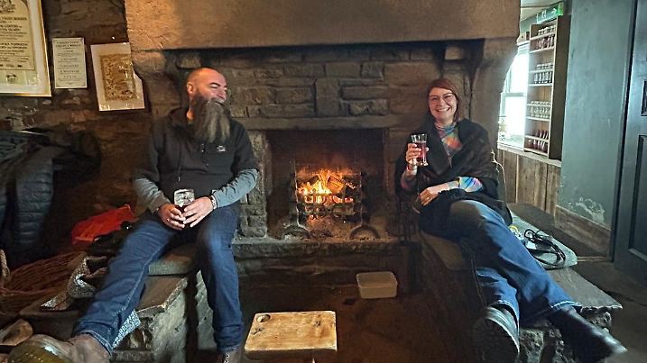 SONDERKONDITIONEN: Satzpreis! From left: Paul and Naomi Wright at the Tan Hill Inn in North Yorkshire. Release date January 6 2025. More than 30 people are currently snowed in at Britain's highest pub after an Arctic blast swept across the UK. Customers who had trekked to Tan Hill Inn in North Yorkshire - which is is 528 metres (1,732 ft) above sea level - were today (Mon) still holed up in the world famous boozer. Despite amber warnings of snow, 32 guests attended the pub on Saturday night and have remained cut off ever since, along with six staff who were on duty. It comes as temperatures fell to -11.1C in some parts and the Met Office and UK Health Security Agency issued amber "danger to life" alerts ahead of the blizzards.