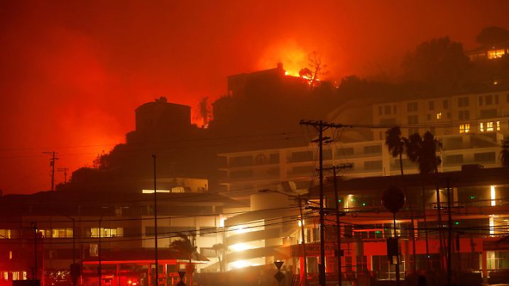 A building burns during the Palisades Fire in the Pacific Palisades neighborhood of west Los Angeles, California, January 7, 2025.  REUTERS/Mike Blake