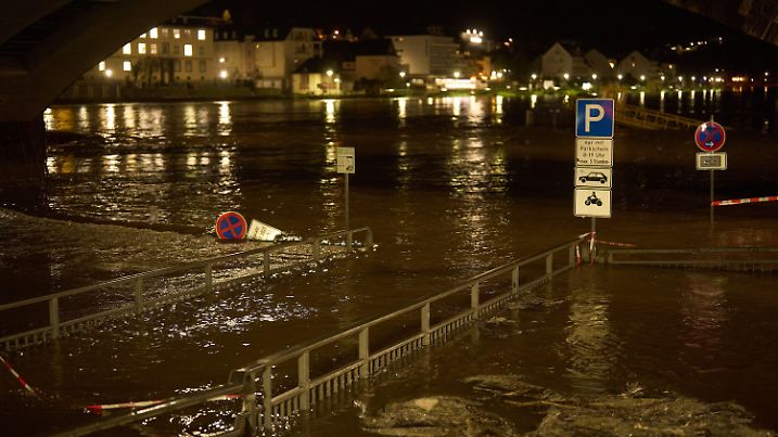 06.01.2025, Rheinland-Pfalz, Cochem: Schneeschmelze und starker Regen haben zu einem leichten Hochwasser an der Mosel geführt. Die Uferanlagen in Cochem sind überflutet. Foto: Thomas Frey/dpa +++ dpa-Bildfunk +++