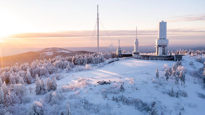  Winterwetter im Taunus Winterlich tief verschneit und mit einer dicken Schicht Raureif zeigt sich die Landschaft am Großen Feldberg im Taunus am Vormittag bei blauem Himmel und Sonnenschein. Luftaufnahme mit einer Drohne, Schmitten Hessen Deutschland *** Winter weather in the Taunus Winter deep snow and with a thick layer of hoarfrost shows the landscape at the Great Feldberg in the Taunus in the morning with blue sky and sunshine aerial photograph with a drone , Schmitten Hesse Germany