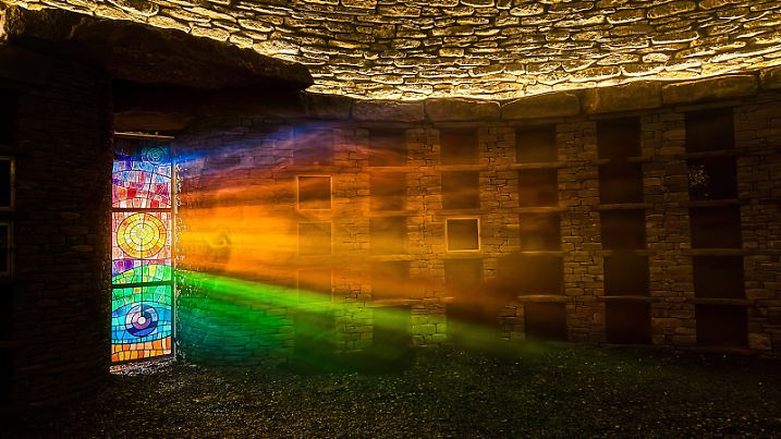 SONDERKONDITIONEN: Satzpreis! The Soulton Long Barrow in Shropshire. Release date - January 5, 2025. The main chamber is aligned so that at winter solstice and for a few weeks after, the sun sets directly through the stained glass door, resulting in a beautifuil rainbow of light to flood through the chamber.