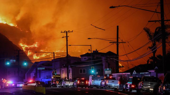 07.01.2025, USA, Los Angeles: Im wohlhabenden Stadtteil Pacific Palisades von Los Angeles am Rande von Malibu ist ein Feuer ausgebrochen. Grund dafür waren ungewöhnlich starke Santa-Ana-Winde, die ein Flammen-Inferno auslösten, die den Berg hinunter in Richtung Pacific Coast Highway (PCH) im Los Angeles County raste.

Starker Wind hat den Brand in Kalifornien rasant ausgebreitet. (zu dpa: «Drittes Feuer nahe Los Angeles ausgebrochen») Foto: Amy Katz/ZUMA Press Wire/dpa +++ dpa-Bildfunk +++