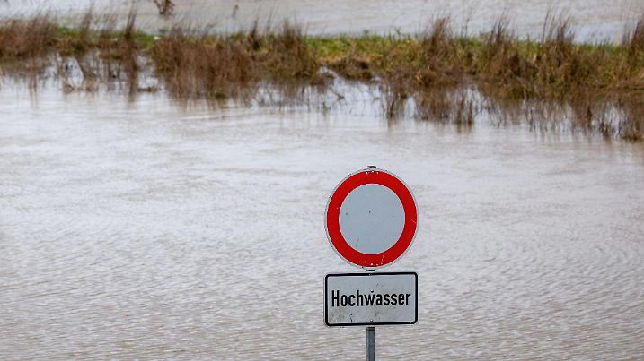 News Bilder des Tages Hochwasser in Hessen Die Lahn ist bei Heuchelheim wegen Hochwasser über die Ufer getreten und hat u.a. die Landstraße L3359 überflutet, die daher aktuell gesperrt ist., Heuchelheim Hessen Deutschland *** Flood in Hesse The Lahn has burst its banks near Heuchelheim due to high water and has flooded the L3359 road, which is therefore currently closed , Heuchelheim Hessen Germany