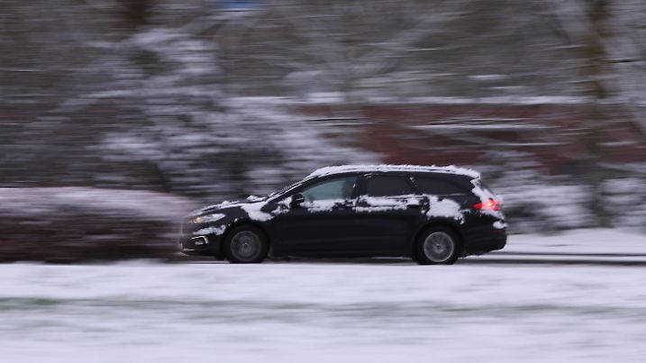 05.01.2025, Dortmund, Wintereinbruch in NRW - In der Nacht zum Sonntag ist es in NRW teils zu starkem Schneefall mit anschließendem Eisregen gekommen. Auf der Autobahn und auf den Straßen ist es aufgrund der Glätte zu starken beeinträchtigungen und zu Unfällen gekommen. Im Bild: Dynamische Aufnahme Dynamik Auto fährt über eine glatte Straße Hamburg Deutschland