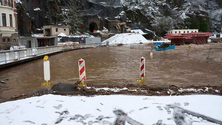 Die Ahr führt Hochwasser. Die Baustelle der Neubaustrecke der Bahn wurde teilweise überflutet und die Bundesstraße musste streckenweise gesperrt werden.