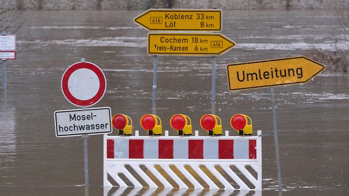 dpatopbilder - 10.01.2025, Rheinland-Pfalz, Moselkern: Die Bundesstraße 416 ist wegen Hochwasser der Mosel gesperrt. Die Wasserstände von Rhein und Mosel steigen weiter an. Foto: Thomas Frey/dpa +++ dpa-Bildfunk +++
