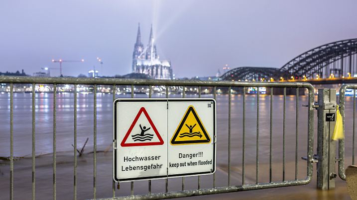 Rhein Hochwasser in Köln -11..01.2025 Warnschilder am Wasser mit der Aufschrift HOCHWASSER LEBENSGEFAHR - Die Hochwasser Scheitelwelle erreicht Köln im Laufe des Tagesverlaufs. Bei Pegel 760 cm erreicht der Wasserstand des Rheins das Scheitel Niveau. Blick vom Rheinboulevard in Deutz auf den Kölner Dom, die Altstadt und die Hohenzollernbrücke. Eine Entspannung ist in Sichtweite HINWEIS: RETUSCHE: Graffitti entfernt Köln Deutz NRW Deutschland *** Rhine floods in Cologne 11 01 2025 Warning signs on the water with the words HOCHWASSER LEBENSGEFAHR The flood crest wave reaches Cologne in the course of the day At a level of 760 cm, the water level of the Rhine reaches the crest level View from the Rheinboulevard in Deutz of Cologne Cathe Copyright: xBonn.digitalx/xMarcxJohnx