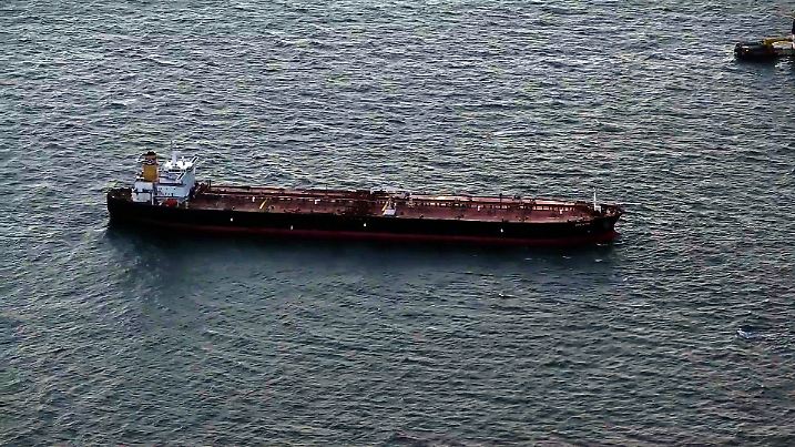 10.01.2025, Mecklenburg-Vorpommern, ---: Blick auf den manövrierunfähigen Öltanker «Eventin» vor der Küste der Insel Rügen. Der unter der Flagge Panamas fahrende Öltanker ist mehrere Stunden manövrierunfähig vor Rügen in der Ostsee getrieben - deutsche Einsatzkräfte sicherten am Nachmittag das Schiff. Die mit 99.000 Tonnen Öl beladene «Eventin» wurde vom Notfallschlepper «Bremen Fighter» an den Haken genommen und soll auf die Reede vor dem Stadthafen Sassnitz geschleppt werden. (zu dpa: «Havarierte «Eventin» wird zur Reede vor Sassnitz geschleppt») Foto: Stefan Sauer/dpa +++ dpa-Bildfunk +++