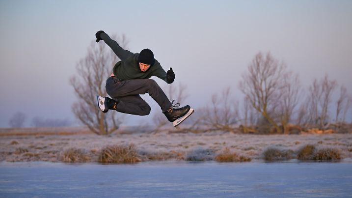 SONDERKONDITIONEN: Satzpreis! People skate on frozen flood water meadow at Upware, Cambridgeshire, January 11. Release date January 12 2025. Scenes from across the country as UK records coldest January night in 15 years.