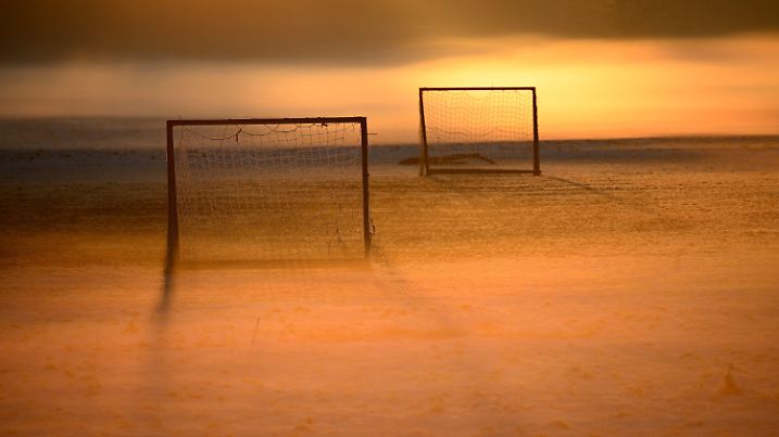 13.01.2025, Nordrhein-Westfalen, Köln: Provisorische Fußballtore stehem beim Sonnenaufgang im Morgennebel. Zum Wochenbeginn müssen sich die Menschen in NRW auf kaltes Winterwetter einstellen. Es seien Frost und Glätte zu erwarten, teilte der Deutsche Wetterdienst (DWD) mit. Die Temperaturen erreichen laut Vorhersage 0 bis 3 Grad, in Höhenlagen um -2 Grad. Foto: Federico Gambarini/dpa +++ dpa-Bildfunk +++