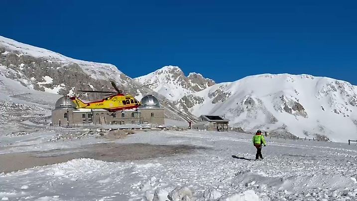 HANDOUT - 27.12.2024, Italien, L'Aquila: Ein Hubschrauber sucht in den italienischen Abruzzen nach zwei vermissten Bergsteigern im Massiv Gran Sasso. Die Leichen der beiden Männer wurden am Freitag entdeckt. Foto: -/Italienische Bergwacht/dpa - ACHTUNG: Nur zur redaktionellen Verwendung im Zusammenhang mit der aktuellen Berichterstattung und nur mit vollständiger Nennung des vorstehenden Credits +++ dpa-Bildfunk +++