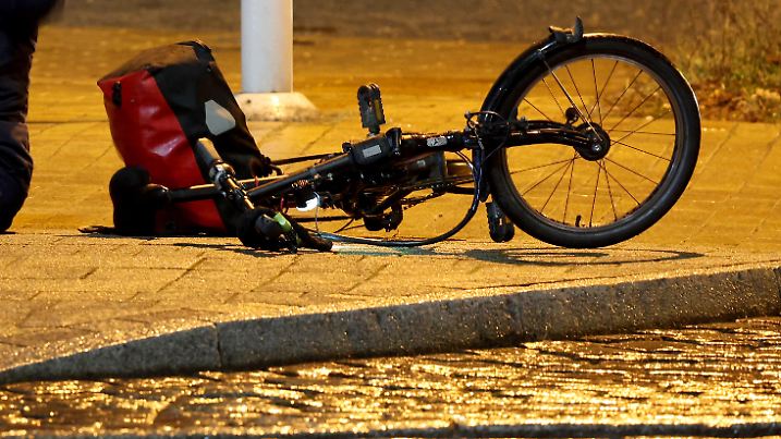 14.01.2025, Mecklenburg-Vorpommern, Rostock: Das Rad einer Radfahrerin liegt auf dem vereisten Bürgersteig, nachdem sie gestürzt ist. Eisregen führt am frühen Morgen zu Glatteis und teilweise gefährlichen Straßenverhältnissen für alle Teilnehmer im Straßenverkehr. Foto: Bernd Wüstneck/dpa +++ dpa-Bildfunk +++