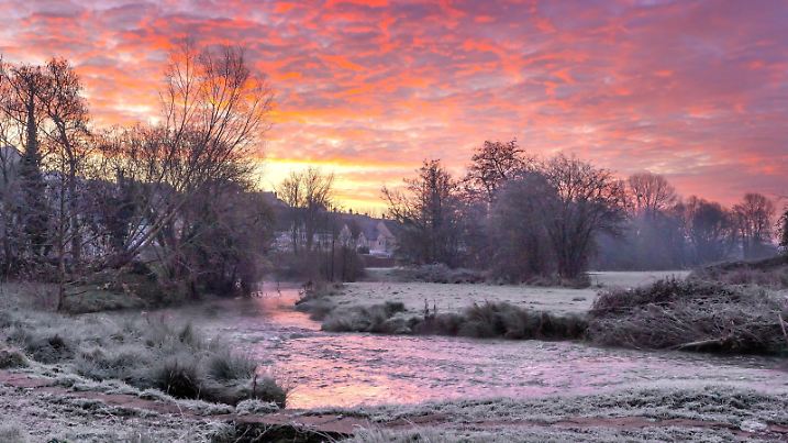 SONDERKONDITIONEN: Satzpreis! Sunrise over Malmesbury, Wiltshire on Monday (13 Jan). Picture shows the ancient 'Daniel's Well' that flows into the River Avon.