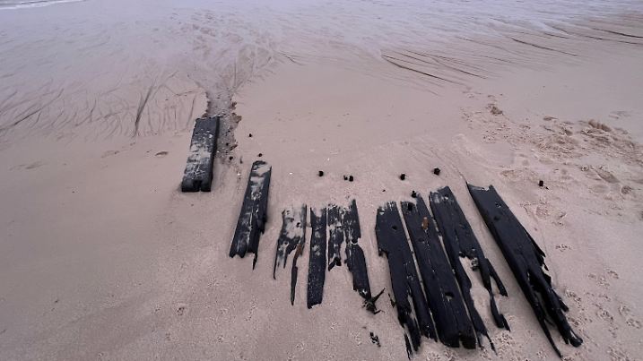 15.01.2025, Schleswig-Holstein, Sylt, Rantum: Verwitterte Überreste eines Schiffes liegen bei Ebbe am Strand vor Sylt (Rantum). Experten des Archäologischen Landesamtes Schleswig-Holstein wollen in der kommenden Woche untersuchen, um welchen Schiffstyp es sich handelt und wie alt die Wrackteile sind. Foto: Lea Albert/dpa +++ dpa-Bildfunk +++