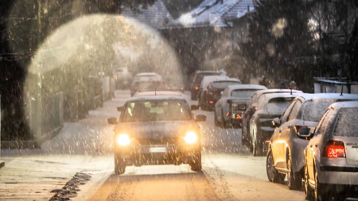 Autofahrer bei starkem Schneefall morgens in Waldperlach, schlechte Sicht in der Dämmerung, München, 15. Januar 2025 Deutschland, München, 15. Januar 2025, starker Schneefall morgens in Waldperlach, Autofahrer auf dem Weg zur Arbeit, Mittwochmorgen um 7:45 Uhr, schlechte Sicht, Scheinwerfer blenden, Dämmerung, Temperatur -1 Grad, Glättegefahr, winterlich, Winterwetter, Verkehr, Winter, Bayern,