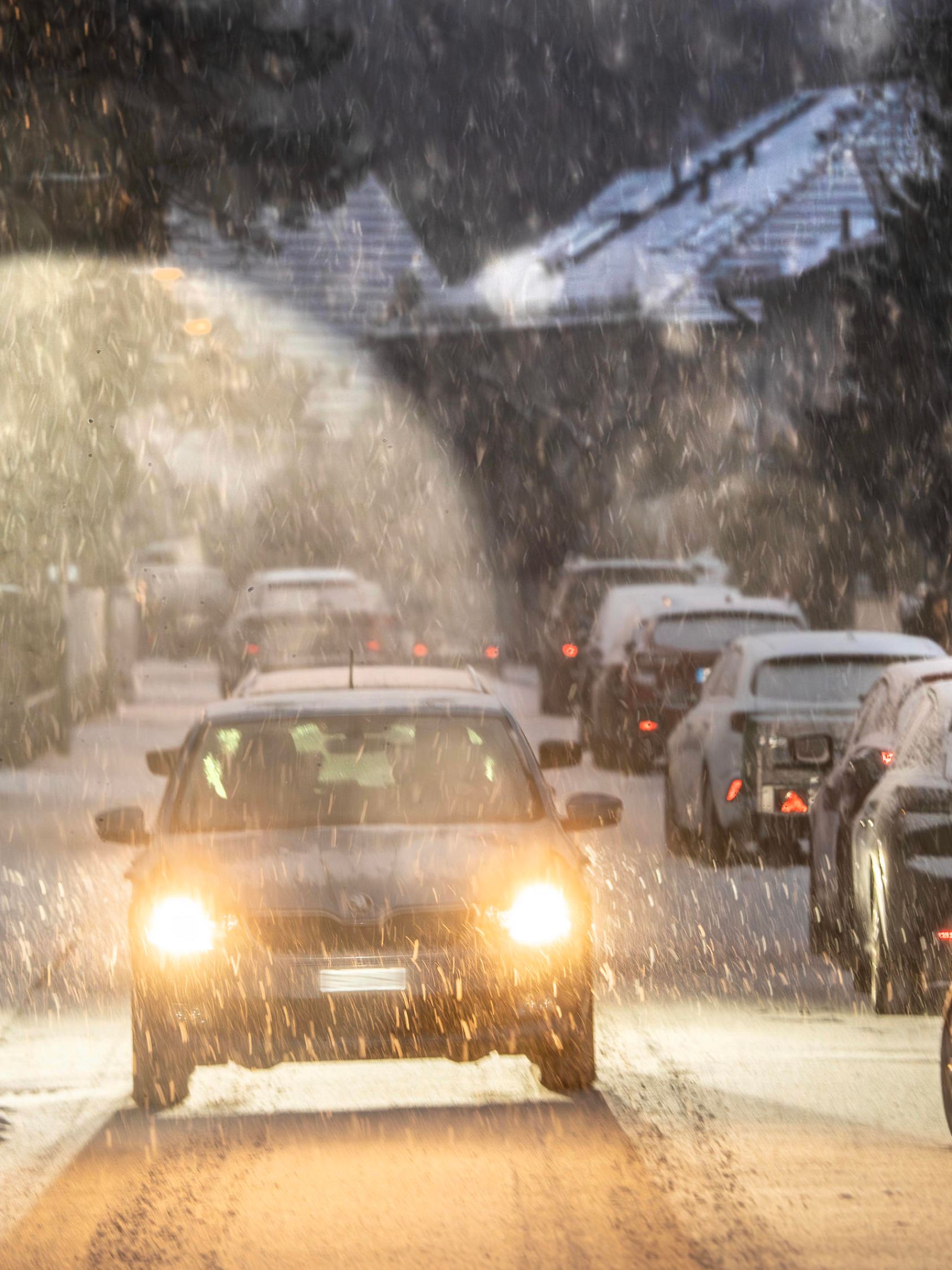 Autofahrer bei starkem Schneefall morgens in Waldperlach, schlechte Sicht in der Dämmerung, München, 15. Januar 2025 Deutschland, München, 15. Januar 2025, starker Schneefall morgens in Waldperlach, Autofahrer auf dem Weg zur Arbeit, Mittwochmorgen um 7:45 Uhr, schlechte Sicht, Scheinwerfer blenden, Dämmerung, Temperatur -1 Grad, Glättegefahr, winterlich, Winterwetter, Verkehr, Winter, Bayern,