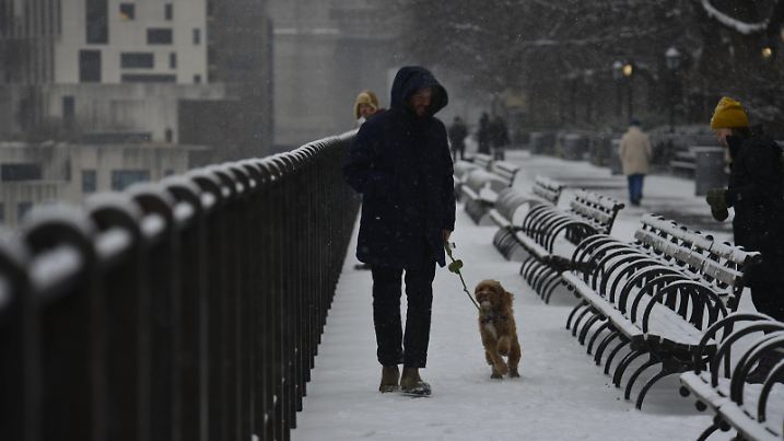 Snow In NYC A general view of the storm brings snow in New York, United States, on January 6, 2025. Snow continues in New York City, Long Island, New Jersey, and Connecticut beginning at 1 p.m., according to the National Weather Service. The highest snow totals are expected in the southwestern part of the tri-state region, according to the National Weather Service. Less than an inch of snow is expected in most locations. NEW YORK United States PUBLICATIONxNOTxINxFRA Copyright: xDeccioxSerranox originalFilename: serrano-notitle250106_npv3E.jpg
