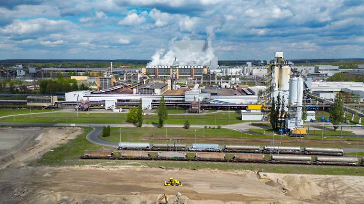 ARCHIV - 26.04.2024, Brandenburg, Schwarze Pumpe: Blick auf die Baustelle für das Projekt eines H2-ready Gaskraftwerkes am Industriestandort Schwarze Pumpe auf der Landesgrenze zwischen Brandenburg und Sachsen (Luftaufnahme mit einer Drohne). Zur Absicherung von Erzeugungslücken im Zuge des deutschen Kohleausstiegs plant die LEAG umfangreiche Investitionen für H2-ready Gaskraftwerke an ihren Kraftwerksstandorten in Brandenburg, Sachsen und Bayern. Unter der Voraussetzung, dass sich Bau und Betrieb innerhalb der noch auszugestaltenden Kraftwerksstrategie wirtschaftlich darstellen lassen, könnte am Energiestandort Schwarze Pumpe ein H2-ready Gaskraftwerk entstehen. Derzeit bereitet LEAG das Baufeld auf einer geeigneten unternehmenseigenen Fläche innerhalb des Industrieparks Schwarze Pumpe für die mögliche Errichtung vor. (zu dpa: «DGB sieht ohne Kraftwerksgesetz Energieregion bedroht») Foto: Patrick Pleul/dpa +++ dpa-Bildfunk +++