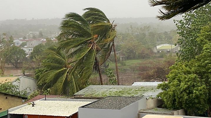 HANDOUT - 15.12.2024, Mosambik, ---: Auf diesem von Unicef zur Verfügung gestellten Foto sieht man die Auswirkungen von Zyklon «Chido» in Mosambik. Der Zyklon Chido ist in der Nähe von Pemba in der Provinz Cabo Delgado im Norden Mosambiks auf Land getroffen. Unicef ist sehr besorgt über die unmittelbaren und längerfristigen Auswirkungen auf eine ohnehin schon sehr gefährdete Bevölkerung. (zu dpa: «Mittlerweile 120 Tote nach Zyklon «Chido» in Mosambik») Foto: Guy Taylor/UNICEF/UNI704247/dpa +++ dpa-Bildfunk +++