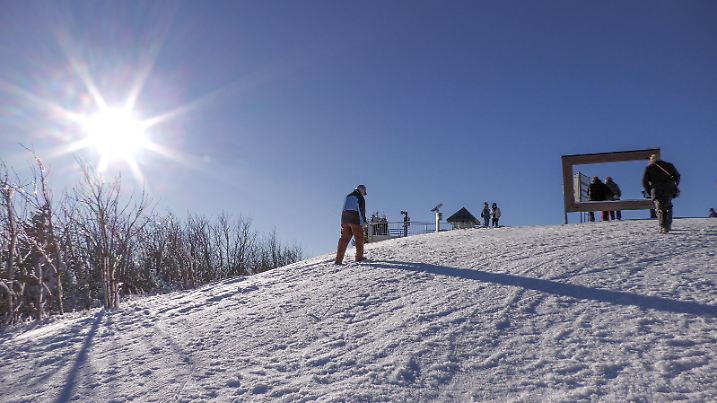 Nach dem Eisregenchaos am Montag gibt es ab heute für eine längere Zeit eine Wetterzweiteilung in Deutschland. Oben Blau unten Grau - eine markante Inversionswetterlage sorgt für völlig unterschiedliches Wetter. Im Tiefland bleibt es dauergrau bei Frost und Nebel, auf den Bergen herrscht Kaiserwetter bei deutlichen Plusgraden. Ein markantes Hochdruckgebiet ist ursächlich für die Wetterlage. Wer dem Dauergrau entfliehen möchte, muss auf die Berge, wie z.B. Erzgebirge. Auf dem Fichtelberg herrschte strahlender Sonnenschein. In Annaberg-Buchholz auf dem Pöhlberg eisige - 1 °C, Nebel dafür aber wundervolle Eisansätze an der Vegetation. Wer aus der Luft die Inversion betrachtet, darf ein Meer aus Nebel genießen.