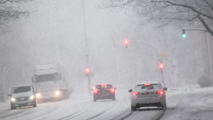 ARCHIV - 03.01.2024, Hamburg: Fahrzeuge sind bei starkem Schneefall auf einer Hauptverkehrsstraß unterwegs. (zu dpa: «Schneefall und Glättegefahr in Nordrhein-Westfalen») Foto: Christian Charisius/dpa +++ dpa-Bildfunk +++