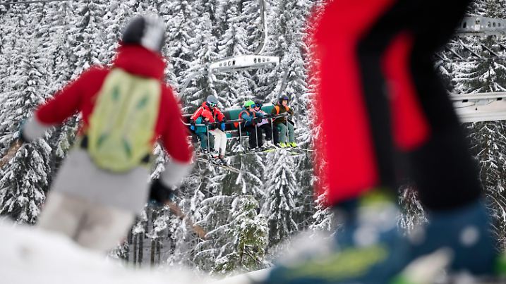 ARCHIV - 23.12.2024, Nordrhein-Westfalen, Winterberg: Skigebiete im Sauerland sind gut ausgelastet. (zu dpa: «Bis 60 Zentimeter Schnee - Run auf Skigebiete im Sauerland») Foto: Bernd Thissen/dpa +++ dpa-Bildfunk +++