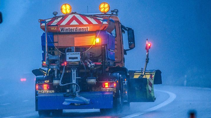 ARCHIV - 17.01.2024, Baden-Württemberg, Bad Rappenau: Ein Streufahrzeug vom Winterdienst ist auf der Autobahn 6 bei Bad Rappenau in Baden-Württemberg unterwegs. Laut Deutschem Wetterdienst sind Glatteis und starke Verkehrsbehinderungen zu erwarten. (zu dpa: «Wetterdienst: «Eispanzer» sorgt für glatte Straßen») Foto: Jason Tschepljakow/dpa +++ dpa-Bildfunk +++