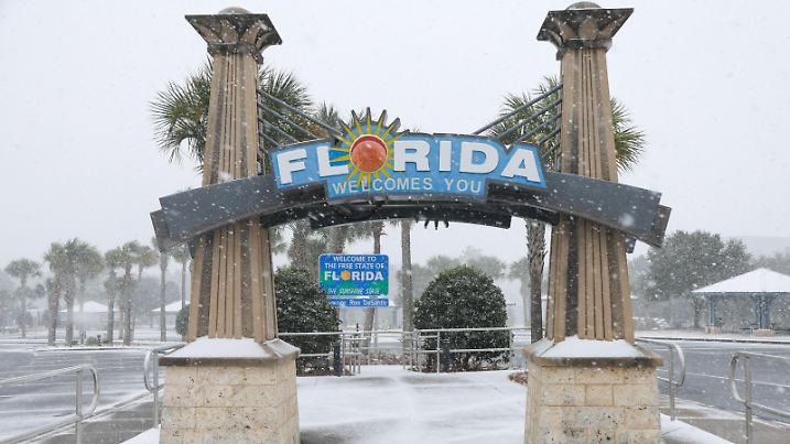 January 21, 2025, Pensacola, Florida, USA: Heavy snow falls onto the Florida Welcome Center and is forecasted to accumulate up to six inches on Tuesday, Jan. 21, 2025 in Pensacola. (Credit Image: © Luis Santana/Tampa Bay Times via ZUMA Press Wire) / action press