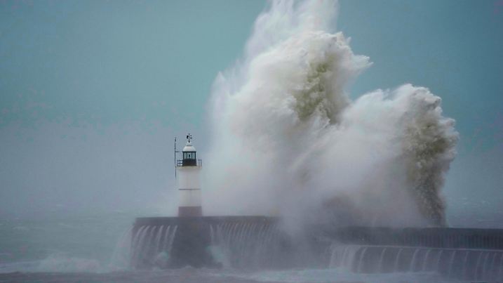 Sturm an der Küste mit hohen Wellen - Symbolbild.