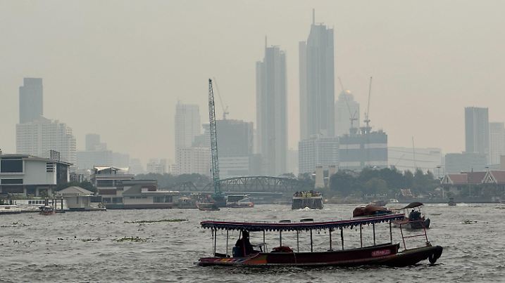 24.01.2025, Thailand, Bangkok: Eine dicke Smogschicht bedeckt das Zentrum von Bangkok. (zu dpa: «Gefährlicher Smog in Bangkok: Notmaßnahmen eingeleitet») Foto: Peter Kneffel/dpa +++ dpa-Bildfunk +++