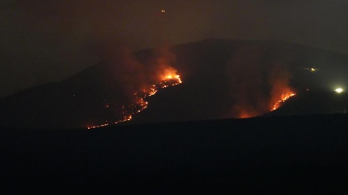 January 24, 2025, Chula Vista, California, United States: Wildfire burns on the mountain and can be seen from Otay Lake Road. The Border 2 Fire located near the US-Mexico border in San Diego County began on the afternoon of January 23rd and had burned over 6,000 acres by the evening of January 24th. An evacuation order was issued as dozens of firefighters supported by aircraft were dispatched to combat the blaze. Otay Lakes Rd is closed by police and the wildfire is visible near Otay Lake. Chula Vista United States - ZUMAs197 20250124_aaa_s197_223 Copyright: xMichaelxHoxWaixLeex