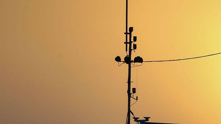 Die Sonne geht am 02.03.2017 vor der Küste von Selsey, West Sussex (Großbritannien), hinter einem Fischerboot auf. (Zu dpa "Großbritannien zieht sich aus Fischerei-Abkommen zurück" vom 02.06.2017) Foto: Andrew Matthews/PA Wire/dpa +++(c) dpa - Bildfunk+++