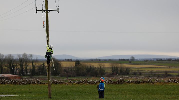 Electricians work to repair power lines in the aftermath of Storm Eowyn, in Currandrum, Ireland, January 25, 2025. REUTERS/Clodagh Kilcoyne