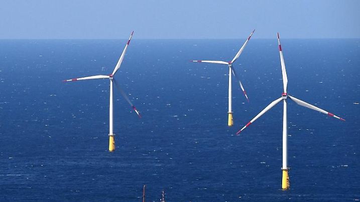 Ein Umspannwerk und Windräder westlich der Insel Sylt