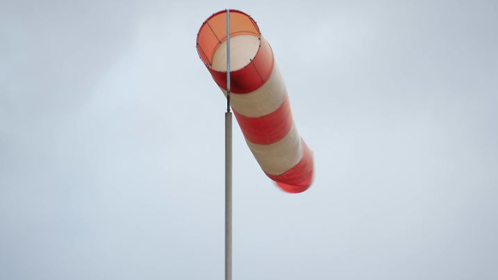 Melle, Deutschland 17. Februar 2022: Eine aufgeblasene Windhose vor dunklen Himmel zur Anzeige der Windstärke und Windrichtung wie hier beim Orkan Ylenia in Niedersachen. Landkreis Osnabrück Niedersachsen Copyright: xFotostandx/xGelhotx 