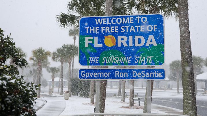 January 21, 2025, Pensacola, Florida, USA: Heavy snow falls onto the Florida Welcome Center and is forecasted to accumulate up to six inches on Tuesday, Jan. 21, 2025 in Pensacola. (Credit Image: © Luis Santana/Tampa Bay Times via ZUMA Press Wire) / action press