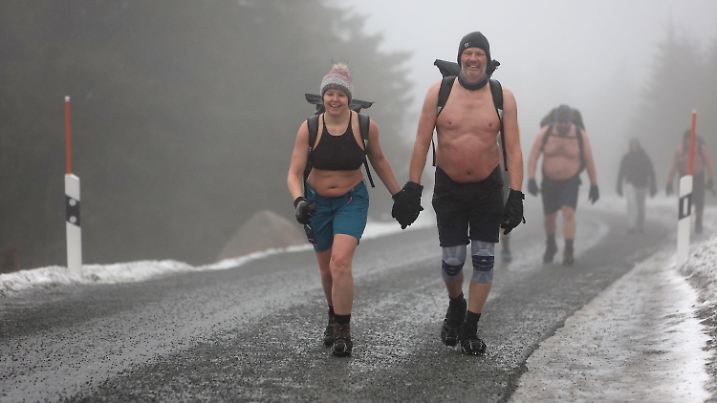27.01.2025, Sachsen-Anhalt, Schierke: Eine Extremwandergruppe ist auf dem Brocken unterwegs. Die Wandergruppe trainierte für den Aufstieg eine Woche lang im Harz. Schwerpunkt waren Atemübungen. Die Gruppe wanderte in kurzen Hosen und leicht bekleidet. Ziel ist es, seinen Körper an die Grenzen zu bringen. Foto: Matthias Bein/dpa +++ dpa-Bildfunk +++