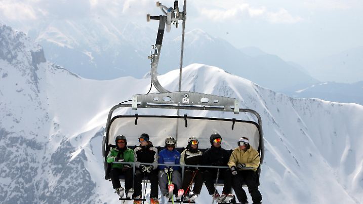 Skifahrer fahren am Samstag (03.05.2008) mit dem Sonkarlift auf dem Zugspitzplatt in 2600 Metern Höhe zur Bergstation, um bei idealen Schneebedingungen abzufahren. Unterhalb der Zugspitze, Deutschlands höchstem Berg, ist vom Frühling noch nichts zu spüren. Foto: Frank Mächler dpa/lby +++(c) dpa - Report+++