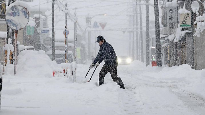 09.01.2025, Japan, Tsuruoka: Starker Schneefall in Tsuruoka in der nordöstlichen japanischen Präfektur Yamagata. Foto: -/kyodo/dpa +++ dpa-Bildfunk +++