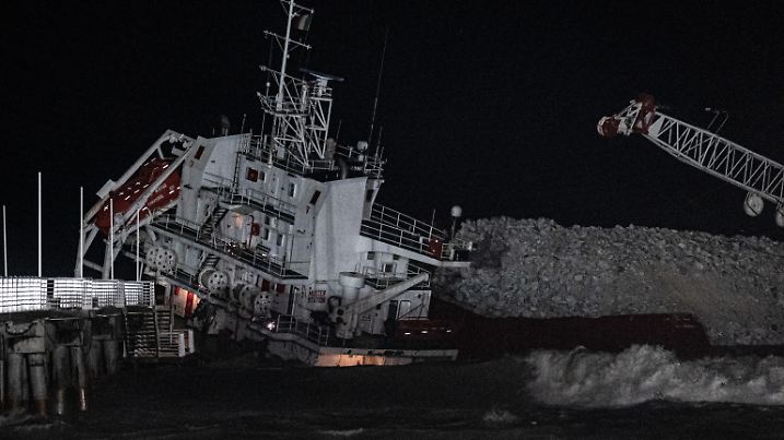 January 29, 2025, Massa (Ms, Italy: La nave cargo Guang Rong, battente bandiera cipriota, incagliata dopo essere finita a causa del maltempo contro il pontile a Marina di Massa (Massa Carrara), 29 gennaio 2025. Tutte salve le 12 persone dell'equipaggio della nave di oltre 100 metri di lunghezza, l'incidente dovuto probabilmente al forte vento e alle onde alte. ANSA/RICCARDO DALLE LUCHE..The Cypriot-flagged cargo ship Guang Rong ran aground after hitting the dock in Marina di Massa (Massa Carrara) in bad weather, January 29, 2025. All 12 crew members of the ship, over 100 meters long, were safe, the accident was probably due to strong winds and high waves. ANSA/RICCARDO DALLE LUCHE (Credit Image: © ANSA via ZUMA Press) / action press