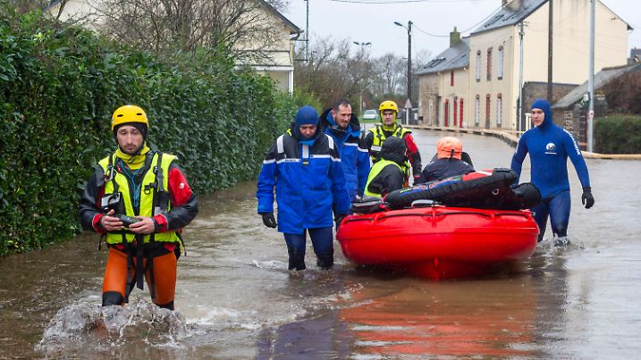 Police officers and rescue workers evacuate residents as severe flooding hits western France amid storm Ivo, Wednesday, Jan. 29, 2014 in Redon, western France. (AP Photo/Mathieu Pattier)
