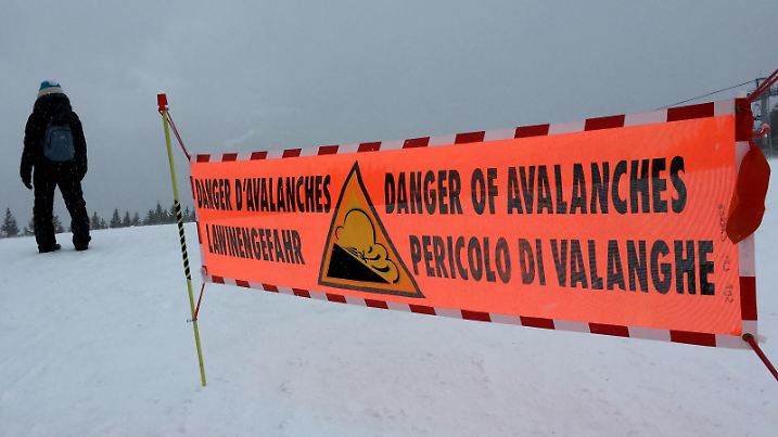 ARCHIV - 13.02.2016, Frankreich, Les Carroz D'araches: Ein Banner weist auf hohe Lawinengefahr hin. Fünf Skifahrer sind in den französischen Alpen bei zwei Lawinenabgängen ums Leben gekommen. (zu dpa: «Fünf Skifahrer sterben in den französischen Alpen») Foto: Denis Charlet/AFP/dpa +++ dpa-Bildfunk +++