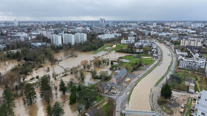Historic Flooding in Ile Et Vilaine - France Rennes 35, January 28, 2025: historic flooding of the Vilaine and Ille et Rance canals, here along the Canal Saint Martin, Prairies Saint Martin, buildings with their feet in the water - Photo by Macareux/ANDBZ/ABACAPRESS.COM Rennes France PUBLICATIONxNOTxINxFRAxUK Copyright: xANDBZ/ABACAx