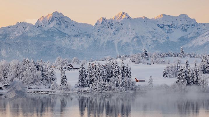Dämmerung und Sonnenaufgang am winterlichen Forggensee in einer tief verschneiten Winterlandschaft im Alpenvorland im Allgäu in Bayern, Deutschland, Europa Dawn and sunrise at the wintry Forggensee in a snow-covered winter landscape in the foothills of the Alps in the Allgäu in Bavaria, Germany, Europe Copyright: imageBROKER/ChristianxFrumolt ibxcfr11906632.jpg Bitte beachten Sie die gesetzlichen Bestimmungen des deutschen Urheberrechtes hinsichtlich der Namensnennung des Fotografen im direkten Umfeld der Veröffentlichung